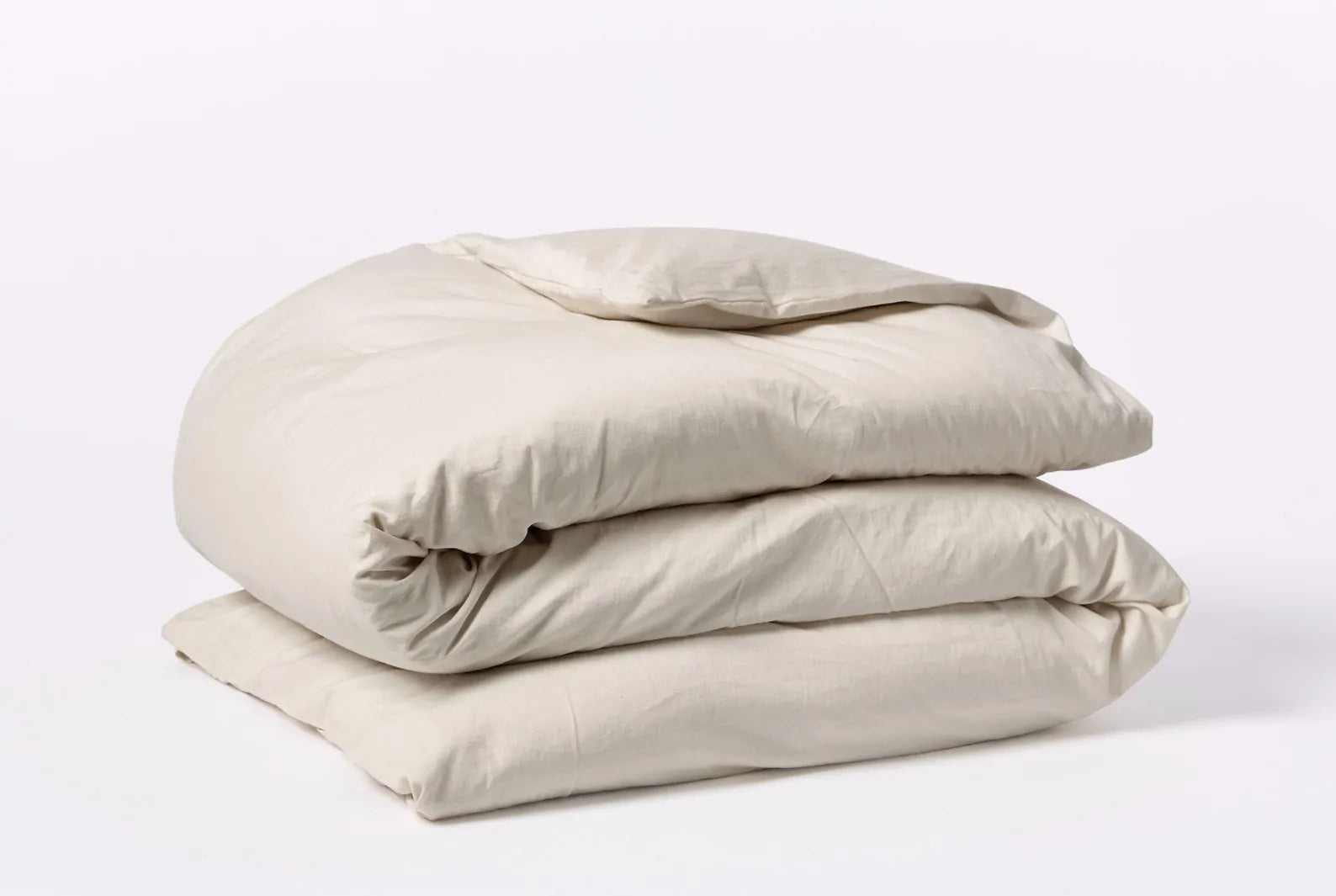 Experience the epitome of comfort with our smooth and breathable GOTS certified organic cotton, delivering a perfect “lived-in” feel straight out of the bag. Luxuriously soft and rich, our washed weighty duvet cover embodies the essence of a casual California lifestyle, sans the glossy appearance often associated with sateen. Enhanced with miDori bioSoft, a USDA certified biobased softener, this fabric promises added comfort and dryness. Crafted from 100% GOTS certified organic cotton, grown and woven in In