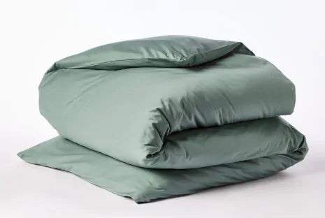 Experience the epitome of comfort with our smooth and breathable GOTS certified organic cotton, delivering a perfect “lived-in” feel straight out of the bag. Luxuriously soft and rich, our washed weighty duvet cover embodies the essence of a casual California lifestyle, sans the glossy appearance often associated with sateen. Enhanced with miDori bioSoft, a USDA certified biobased softener, this fabric promises added comfort and dryness. Crafted from 100% GOTS certified organic cotton, grown and woven in In