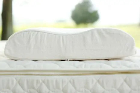 Gentle comfort for proper alignment.
Our contour pillow has an overall firm feel and provides excellent head and neck support. Medium Dunlop latex in an organic cotton casing