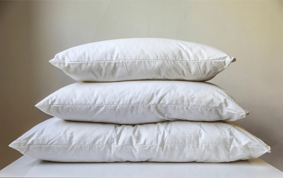 SnugSleep’s choice of the finest loose wool knop fill provides the ultimate in support, comfort and correct neck alignment. Conforming easily to accommodate side, back, and stomach sleepers, SnugSleep’s wool knops ensure correct head support and spinal alignment regardless of the sleeping position. 
With wool’s unique moisture control properties, dampness in the neck area is eliminated, significantly reducing problems with neck stiffness and joint pain.