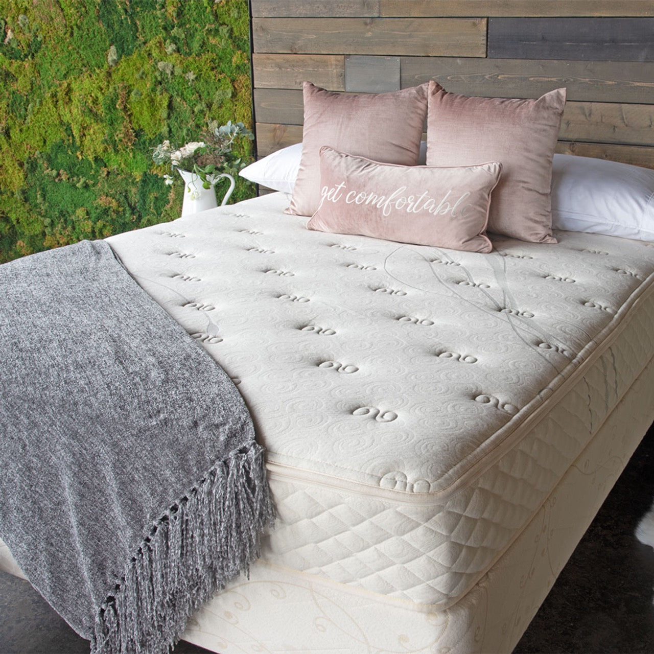 The 10" Suite Dreams Mattress is our most popular mattress and featured in boutique hotels across the country.
It offers customizable support for an individualized sleep experience and a soft comfort layer for pressure point relief.customizable 6" core, which can be tailored to your specific sleep needs.