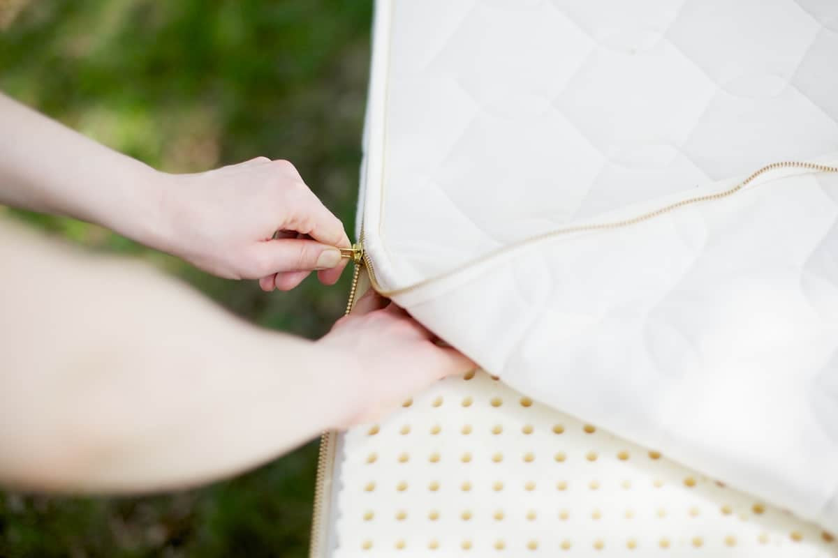 A luxurious pillowtop mattress made just for you.
The Unity Pillowtop natural mattress has four 3″ layers: it is simply the 3-layer Serenity organic mattress with the Harmony latex topper on top. The Harmony’s single soft layer, in its separate Savvy Rest organic casing, creates an extra-luxurious surface.