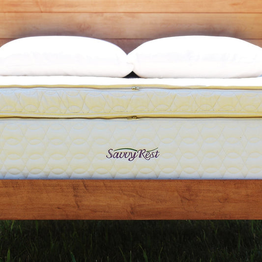 A luxurious pillowtop mattress made just for you.
The Unity Pillowtop natural mattress has four 3″ layers: it is simply the 3-layer Serenity organic mattress with the Harmony latex topper on top. The Harmony’s single soft layer, in its separate Savvy Rest organic casing, creates an extra-luxurious surface.
