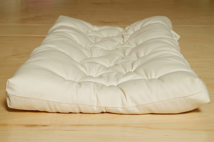 A comfy and secure all-natural alternative. Smartly designed with contoured sides to support and nestle baby right in the center. Quilted for plushness and comfort. Made with premium eco wool encased in organic cotton canvas.