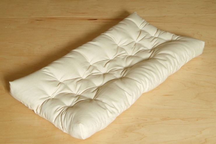 A comfy and secure all-natural alternative. Smartly designed with contoured sides to support and nestle baby right in the center. Quilted for plushness and comfort. Made with premium eco wool encased in organic cotton canvas.
