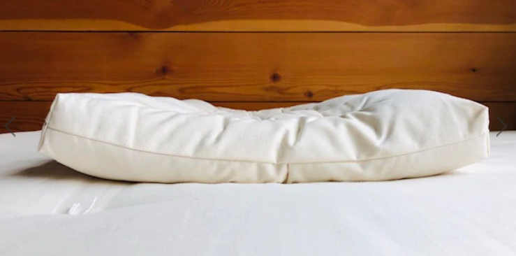 A comfy and secure all-natural alternative. Smartly designed with contoured sides to support and nestle baby right in the center. Quilted for plushness and comfort. Made with premium eco wool encased in organic cotton canvas.