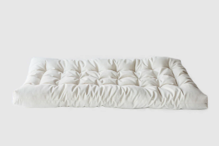 A comfy and secure all-natural alternative. Smartly designed with contoured sides to support and nestle baby right in the center. Quilted for plushness and comfort. Made with premium eco wool encased in organic cotton canvas.