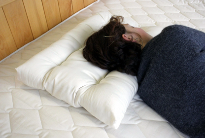 Developed in partnership with a chiropractic physician, this unique design allows your head to rest on a flat surface while your neck stays properly supported and in cervical alignment with your spine.

With a neck bolster along each long edge, one stuffed slightly more than the other, you can choose the exact amount of support you need. Made with Premium Eco Wool and 100% Organic Cotton, you also get the added benefits of temperature regulation and dust-mite resistance.